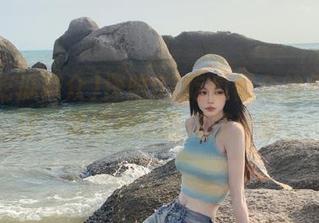 深陷91吃瓜群众的视频海洋，笨拙地试图保持冷静。