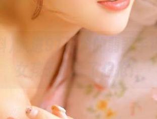 飘进91黑料的翡翠手镯入口，女孩子们看了想抢！
