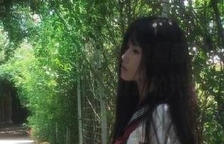 大家围在这视频前，唉，“网爆黑料”真的太戳我的兴奋点了