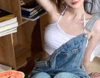 用“黑料正能量index”app，每天都是隐藏瓜果的日常，开着嘴体验“哇哦”时刻，怪好玩的！